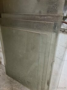 Sklo tabule z vitrin a skrinek - 2