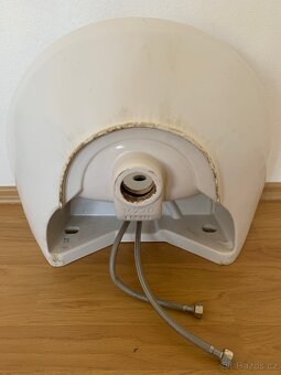 Umyvadlo s kohoutkovou baterií - 2