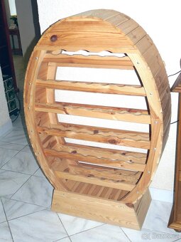 Masivní dřevěná vinotéka - 2