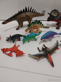 Stádo dinosaurů - délka až 30 cm - 2