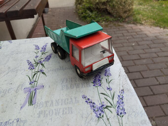 Staré hračky, plechové autíčko Igra,vyklápěčka, 80.léta - 2