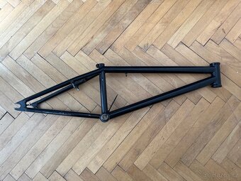 prodam BMX rám FlyBikes LAGO 21.2 - leskla černá - 2