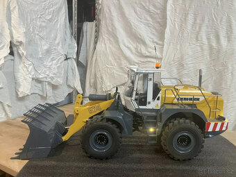 RC kolový nakladač Liebherr 574 (bez Tamiya, Premacon) - 2