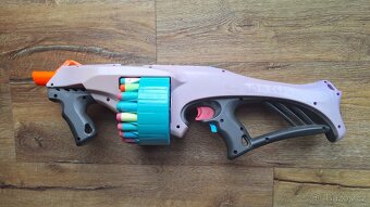 Nerf pistole, kulomet, náboje, vesta - cena za komplet. - 2