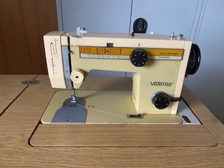 Skříňový šicí stroj - 2