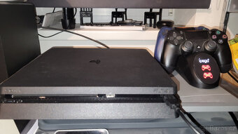 PS4 Slim 500GB + 2 ovladače + duální nabíječka – jako nová - 2