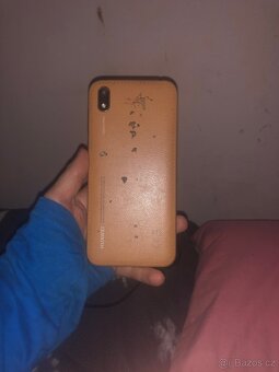 mobil Huawei 2016 má pár prasklin ale to moc nevadí - 2