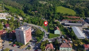 Rovinatý pozemek k výstavbě domu 1054m2 - 2