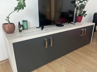 Moderní obývací skříňka + stolek – dělané na míru, ve skvělé - 2