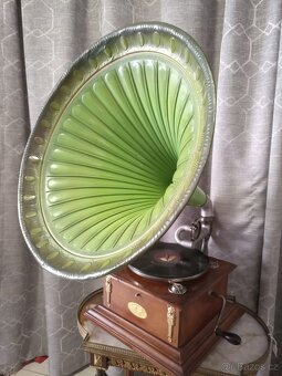 Salónní gramofon s troubou - 2