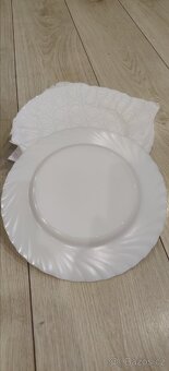 Sada bílých talířů - 2