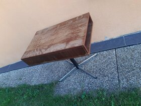 Televizní stolek dřevěný, otočný, na kovové noze. - 2