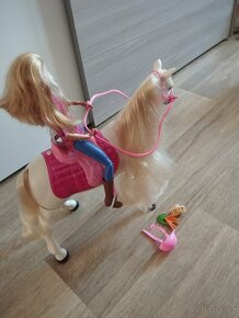 Chodící kůň s barbie  mattel - 2