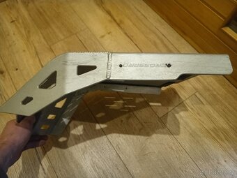 Kryt pod motor na AJP PR7 CrossPro. Zesílený, Kryje i výfuk - 2
