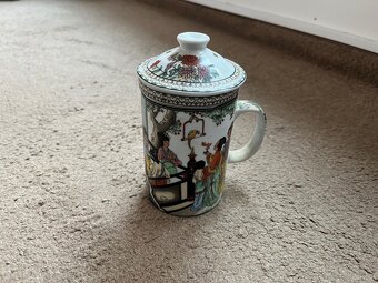 Porcelánový hrníček s čajovým infuzerem - 2