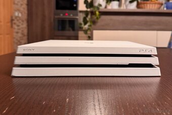 PS4 pro bílej + ovladače, hry, kabeláž - 2