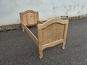 STAROŽITNÁ POSTEL PO CELKOVÉ RENOVACI - 2