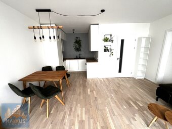 Pronájem moderního bytu 2+kk (56,6 m2) s předzahrádkou a ter - 2