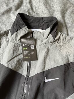 Šedá větrovka Nike Windbreaker - 2