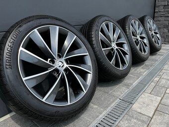 Originál Škoda Superb 235/45 r18 - 2