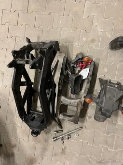 Suzuki Sv 650 rám s papíry, kyvna a pár drobností - 2