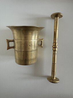 Mosazný hmoždíř s tloučkem – starožitný kus - 2