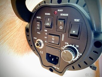 Bateriový blesk QUANTUUM R+600 Dual Power - 2
