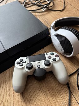 PS4 + joystick + sluchátka (nové) - 2