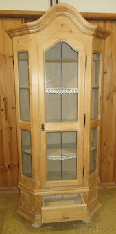 Vitrína z borovice z masivu - Výborný stav - 2