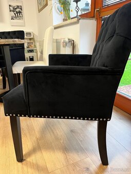 Krásná polstrovaná židle s kováním a cvoky - 2