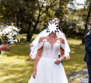 Svatební šaty se spadlými rameny - 2