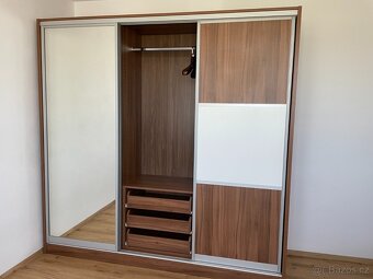 Šatní skříň s posuvnými dveřmi - IHNED k odběru - 2