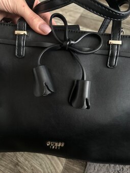 Guess černá kabelka s mašlí – elegantní a nadčasová - 2