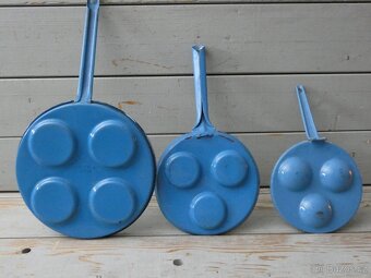 Starý smaltovaný modrý omeletník - 2