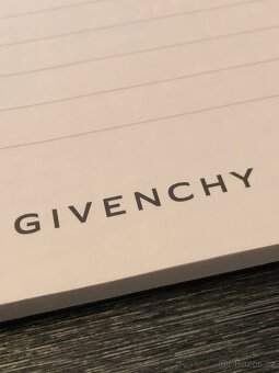Givenchy - značkové desky s archy papírů - 2