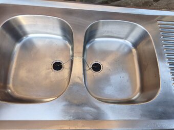 Nerezový kuchyňský dvoudřez - 2