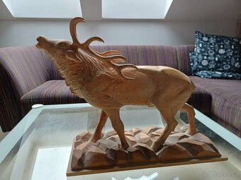 Dřevěný vyřezávaný jelen - 2