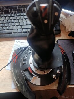 Joystick thrustmaster - 2