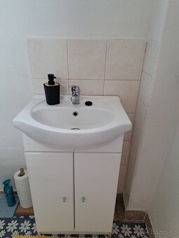 Koupelnová skříňka s umyvadlem - 2