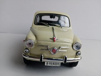 Seat (FIAT ) 600, kovový model 1:18, 1/18 Solido - 2