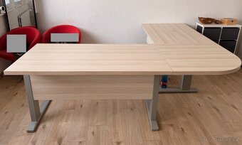 Kvalitní kancelářský stůl – světlé dřevo, masivní konstrukce - 2