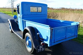 1933 Ford V8 pickup - 2