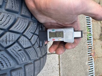 Dvě zimní pneu GoodYear 215/55/17 - 2