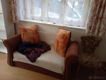 Lavice a dvoumístná pohovka - 2