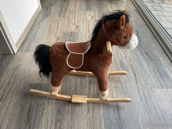 Houpací koník - cválá, řehtá, zpívá, nosnost 45 kg - 2
