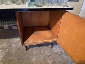 starý stůl se skříňkou - 2