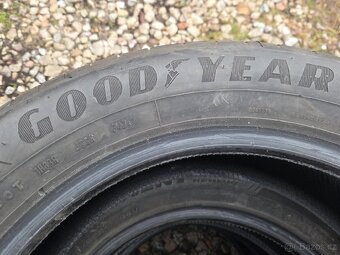 Zánovní letní pneu Goodyear 215/55/17 94V - 2