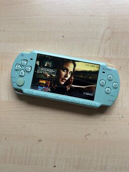 Sony PSP 2000 s 64GB kartou a hackem - 2