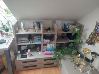 Studentska sestava se stolem - 2