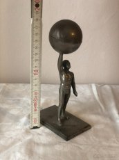 soška: postava s koulí nad hlavou - 2